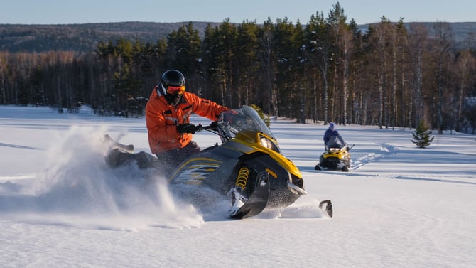 Yellowstone Snowmobiling Guide